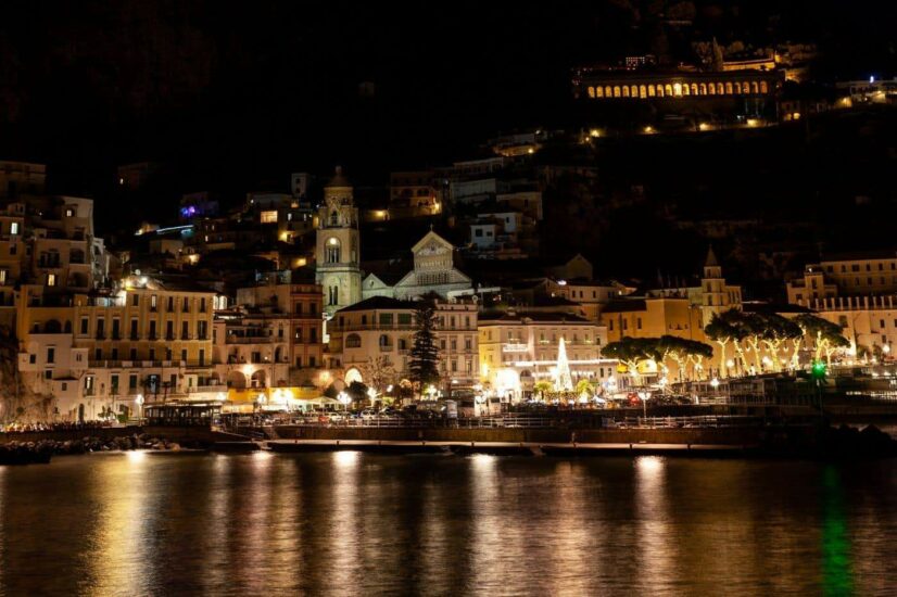 Amalfi di notte vista dal mare