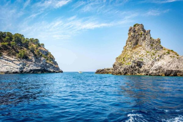 Tour in barca in Costiera Amalfitana: guida ad una giornata indimenticabile